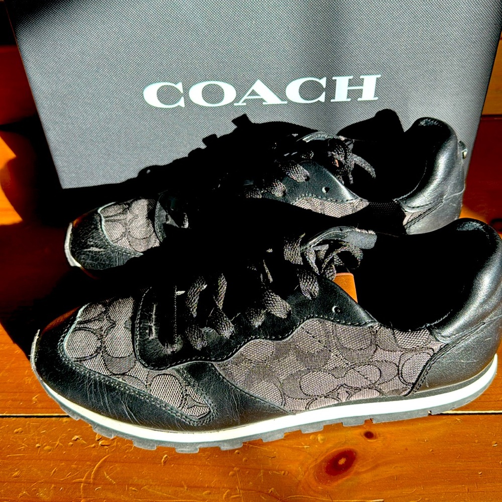 Coach Women’s c125 Signature Leather shoes on size 9 B